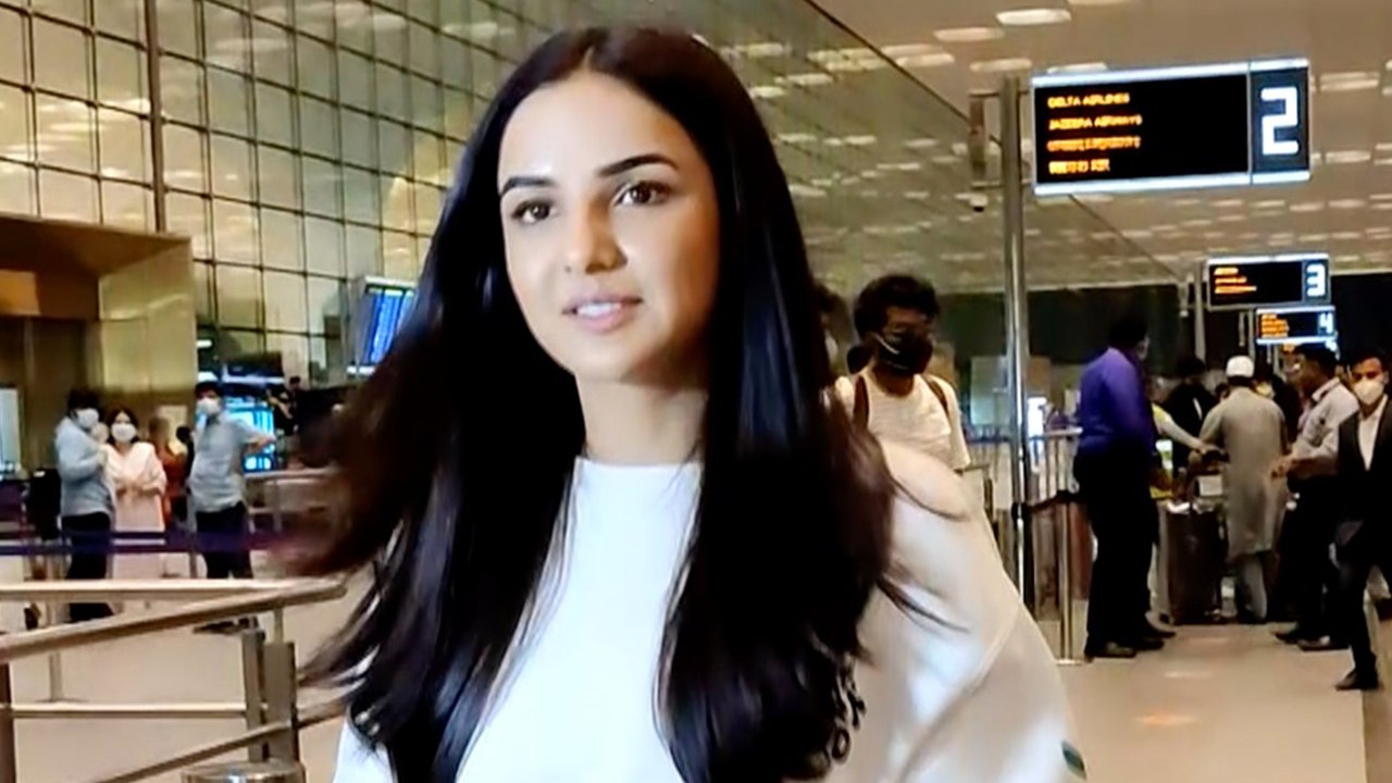 Jasmin Bhasin Started Blushing, When Paparazzi...