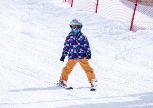 Kar kalınlığının 2 metre ölçüldüğü Palandöken'de kayak heyecanı sürüyor