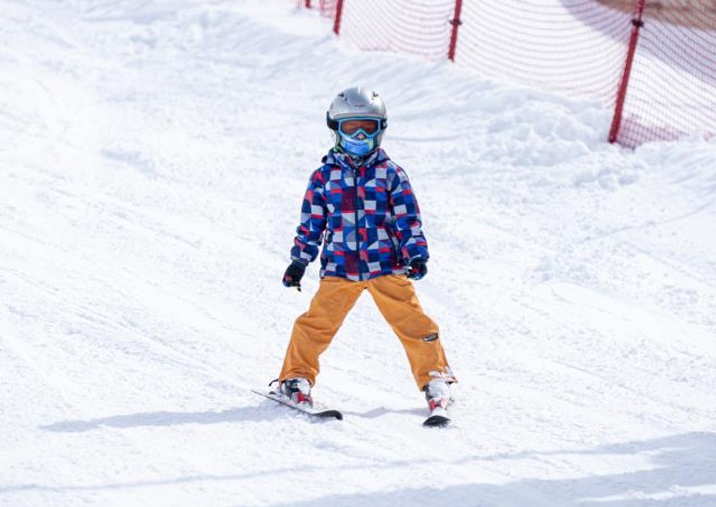 Kar kalınlığının 2 metre ölçüldüğü Palandöken'de kayak heyecanı sürüyor