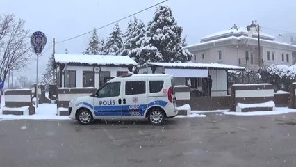 Karda ıslanan köpek polis noktasına sığındı