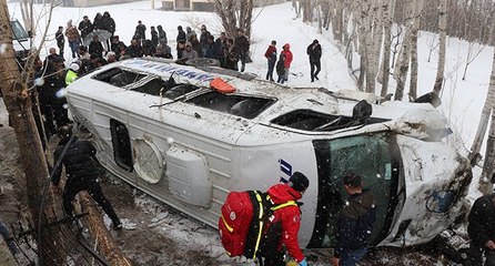 Yolcu minibüsü, istinat duvarını aşıp devrildi! Çok sayıda yaralı var