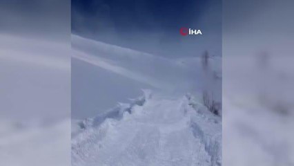 Seyir halindeki snowtrackın üzerine çığ düştü... O anlar kamerada