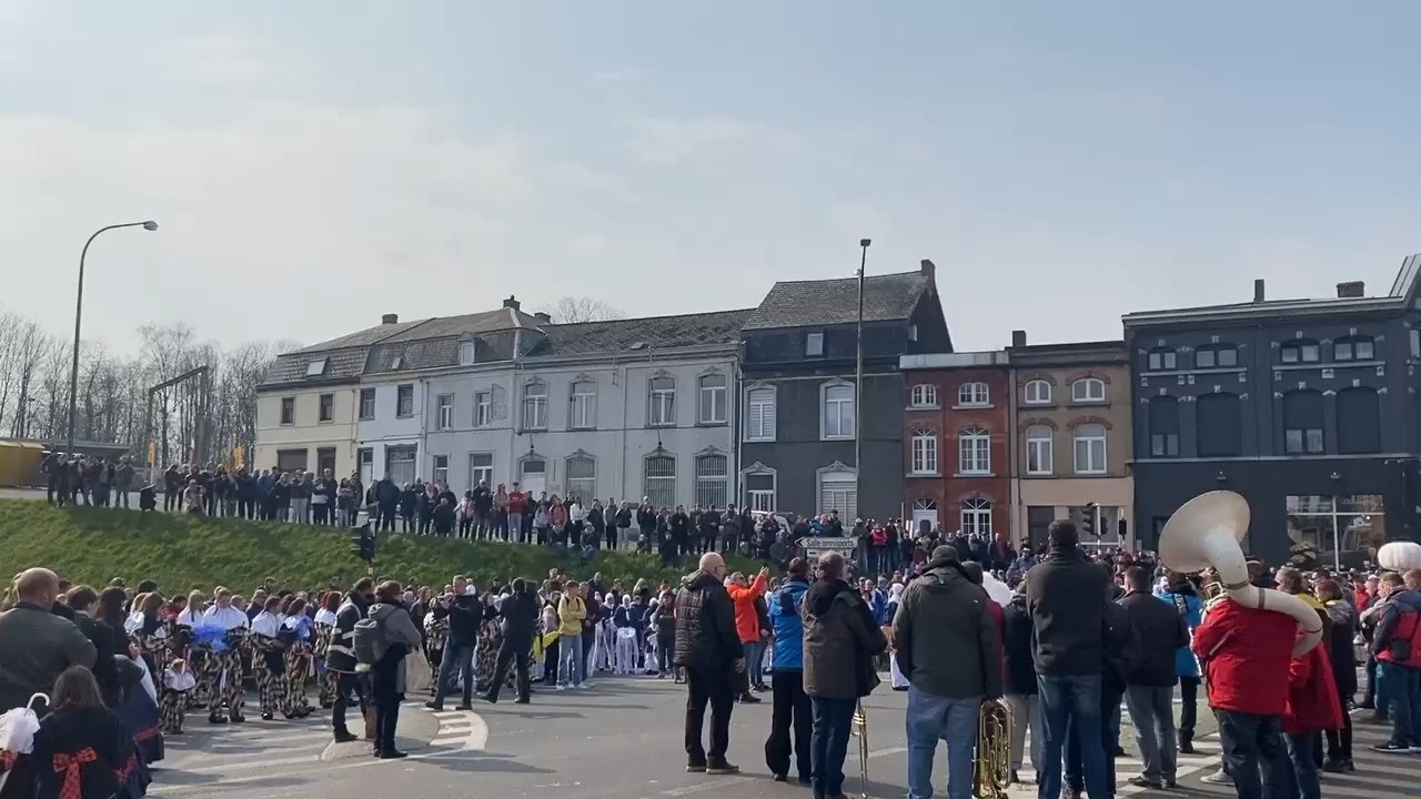 Minute de silence au carnaval de Strépy-Bracquegnies