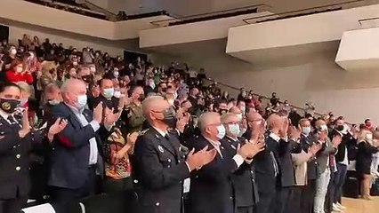 Momento en el que acaban de interpretar el nuevo himno de la Policía Local de Alicante.
