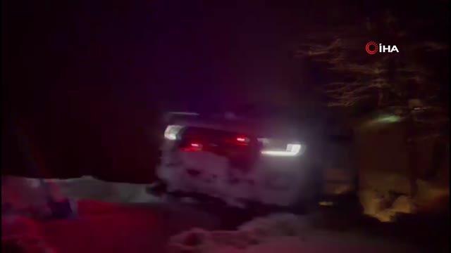 Karla kapanan yolu aşarak hamile kadını hastaneye ulaştırdılar