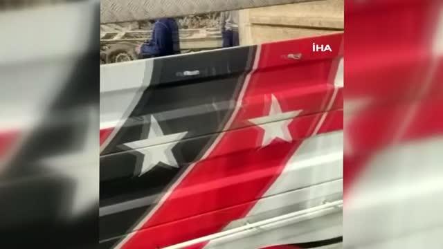 Kontrolsüz hemzemin geçitte hayvan yüklü kamyonete tren çarptı... 1 kişi yaralandı, 15 hayvan telef oldu