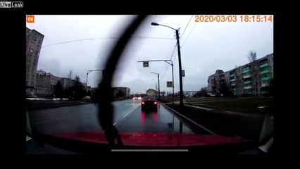 Cette maman sauve son fils d'une voiture roulant au rouge