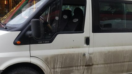 BEYZBOL SOPASIYLA ÜZERİNE GELEN MİNİBÜS SÜRÜCÜSÜNÜ TABANCAYLA BACAĞINDAN VURDU