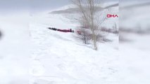 Çığ altında kalan paletli kar aracındaki 5 işçiyi köylüler kurtardı; olay anı kamerada
