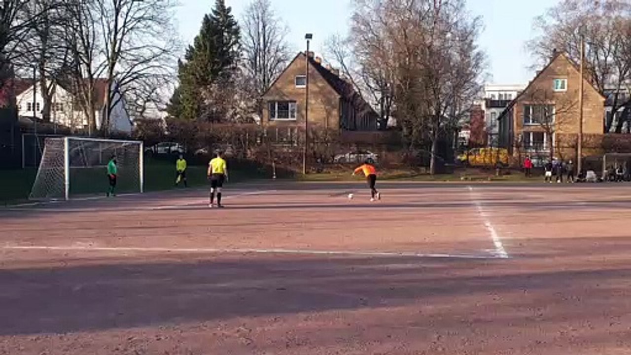Patrick Antwi, Torwart des FC Hamburger Berg, verwandelt selbst vom Punkt!