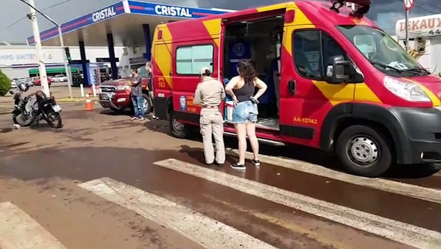 Carro e moto batem em cruzamento com semáforo no Bairro Coqueiral