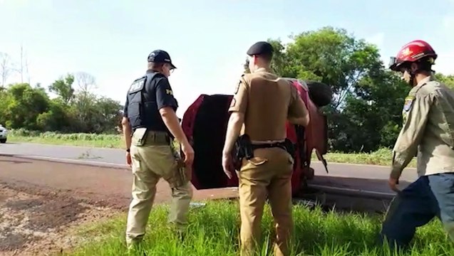 Motorista tem lesões graves após ser ejetado de veículo em capotamento na BR-467