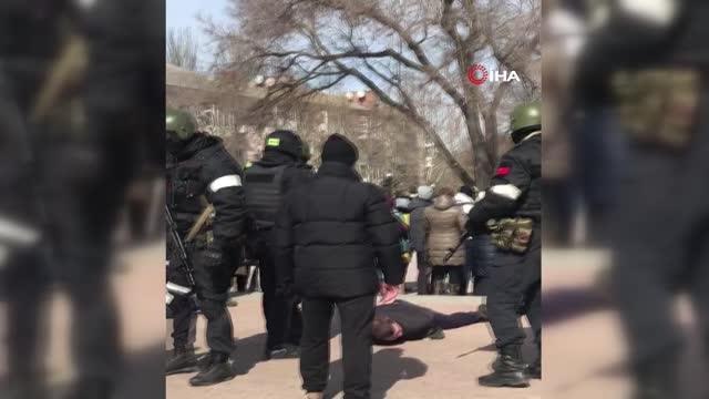 Son dakika haber | Rus askerleri kendilerini protesto eden Ukraynalıları darp ederek gözaltına aldı