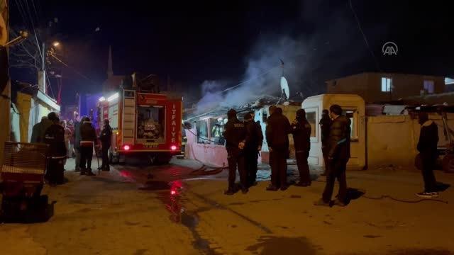 KIRKLARELİ - Tek katlı ev yangında kullanılamaz hale geldi