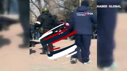 Rus askerleri kendilerini protesto eden Ukraynalıları darbederek gözaltına aldı