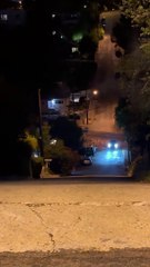 Il décolle très haut avec sa Tesla dans les rues de L.A.