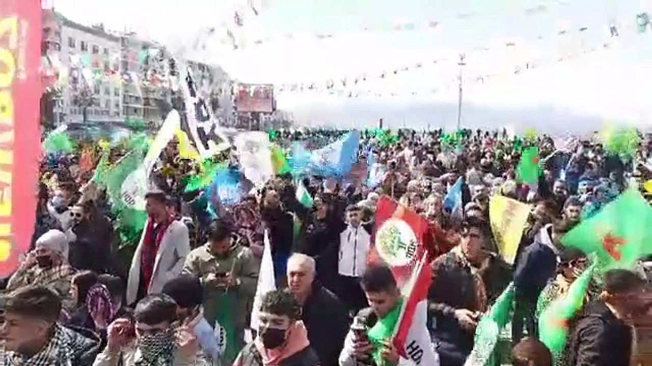 Skandal görüntüler: Düşmanın denize döküldüğü yerde "terör örgütü PKK" ve "teröristbaşı Apo" sloganları!