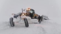 Kar ve tipi nedeniyle yolda mahsur kalan 33 araç kurtarıldı