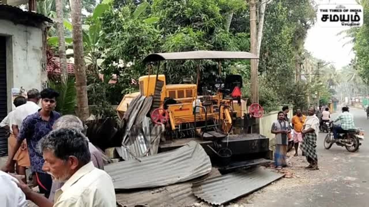 விபத்தில் சிக்கிய ரோடு போடும் வாகனம்; 3 வீடுகள் சேதம்!
