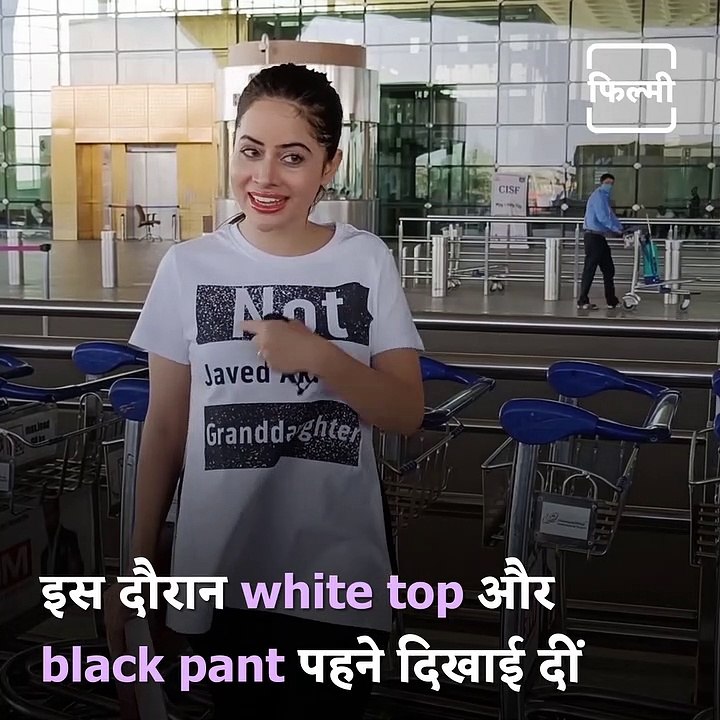 Urfi Javed Wears 'Not Javed Akhtar's Granddaughter' T-Shirt, Carries Bhagavad Gita To Airport. Watch