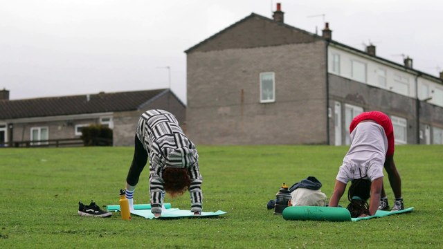 Cara Melakukan Gerakan Pose Yoga Downward Facing Dog yang Baik dan Benar