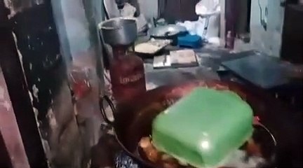 मैं लाइन में लगकर समोसा नहीं लेगा, इतना बोलकर कढ़ाही में फेंक दिया बीस लीटर पानी.. कई जल गए