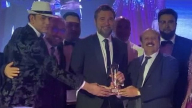 Engin Altan Düzyatan’a verilen Royal British Awards düğün salonunda yemek çıktı!