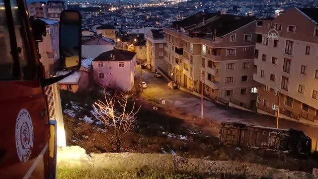 Devrilen minibüsün sürücüsü yaralandı