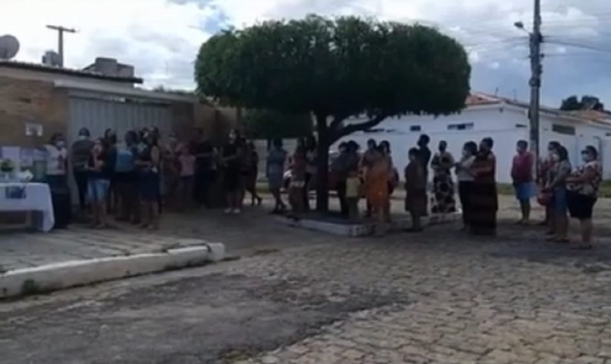 Religiosos realizam ato ecumênico em frente à residência onde houve a chacina na cidade de Patos