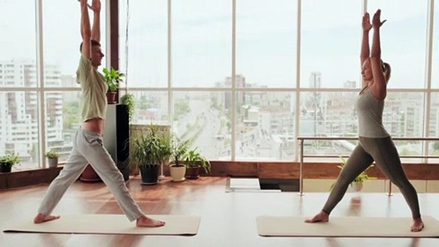 Cara Melakukan Gerakan Pose Yoga Intense Side Stretch yang Baik dan Benar