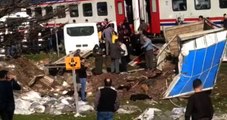 Kahramanmaraş'ta kamyonet ve tren hezemin geçitte çarpıştı