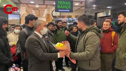 'Fazla yaklaşmayın' uyarısı yapan kafeye çiçekli destek: 'Siz kötüye engel olmaya çalıştınız'