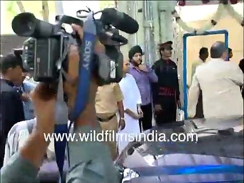 Sridevi with toddler Khushi Kapoor, husband Boney Kapoor at Karishma Kapoor wedding_ not seen before