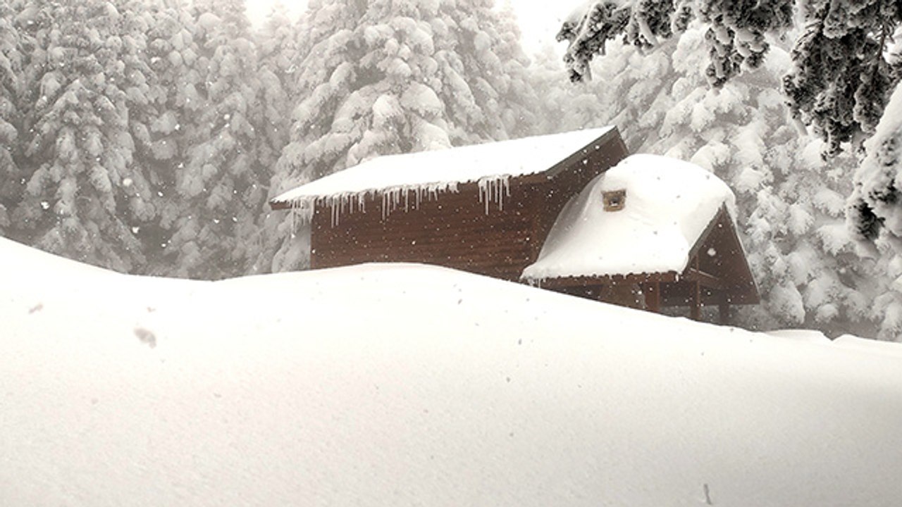 Kar kalınlığı 2 metreyi bulunca köşkler kar altında kaldı