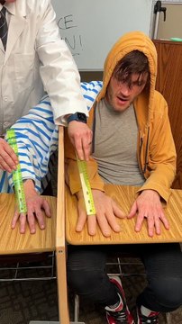 Expérience scientifique qui va vous faire croire que vous avez une fausse main