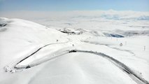 'Kar kaplanları' sarp dağlarda metrelerce karla mücadele ediyor