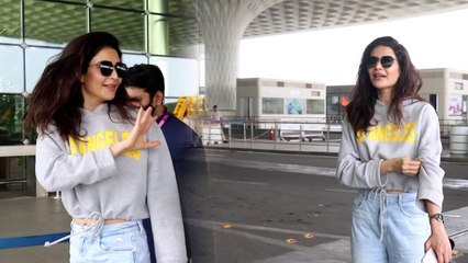 Karishma Tanna Airport पर भागती हुई आई नज़र | FilmiBeat