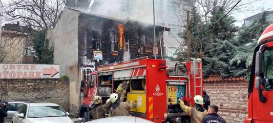 Fatih'te 2 katlı tarihi yapı alevlere teslim oldu