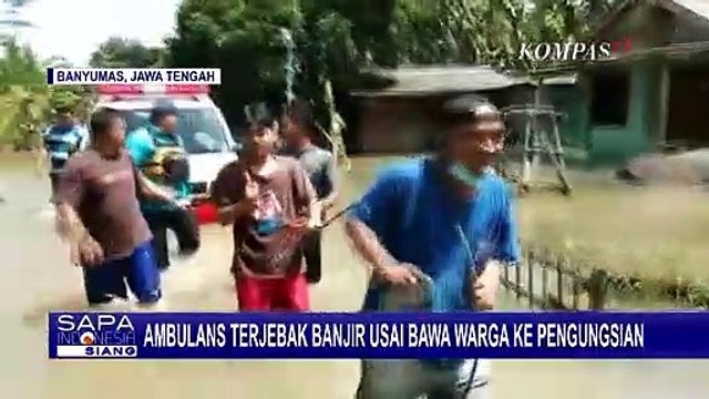 Mobil Ambulans Milik PMI Banyumas Terjebak Banjir Usai Bawa Warga ke Pengungsian