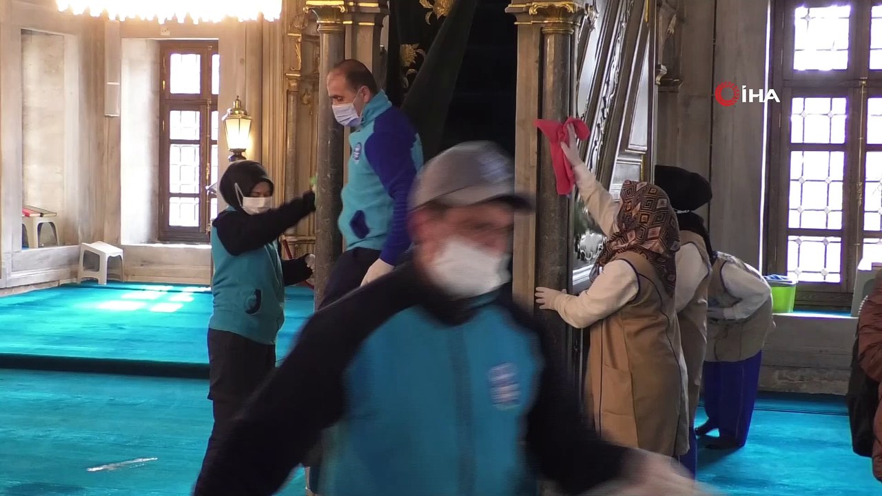 Eyüpsultan Camisi gül suyu ile yıkandı