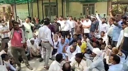 Télécharger la video: राजस्थान में यहां युवक ने व्य​क्ति पर तीन बार जीप चढ़ाकर रौंदा, दर्दनाक मौत, परिवार में मचा कोहराम