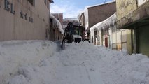 Karlıova'da kar temizleme çalışması için tüm ekipler seferber