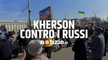 Guerra Russia-Ucraina, a Kherson i manifestanti costringono alla ritirata i blindati russi