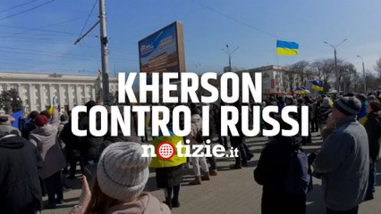 Guerra Russia-Ucraina, a Kherson i manifestanti costringono alla ritirata i blindati russi