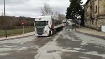 La Guardia Civil escolta un convoy de camiones hasta cementos Cosmos
