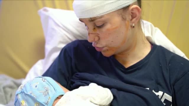 Una madre ucraniana salva la vida de su bebé de seis semanas al protegerlo con su cuerpo