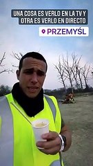 Reparten chocolatinas en la frontera de Ucrania