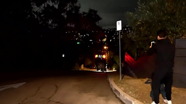 Il veut faire le malin avec sa Tesla toute neuve en décollant dans les airs mais s'explose