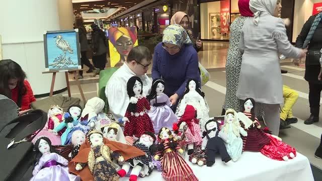 Down sendromlu oğlu için verdiği mücadeleyle yılın annesi seçildi