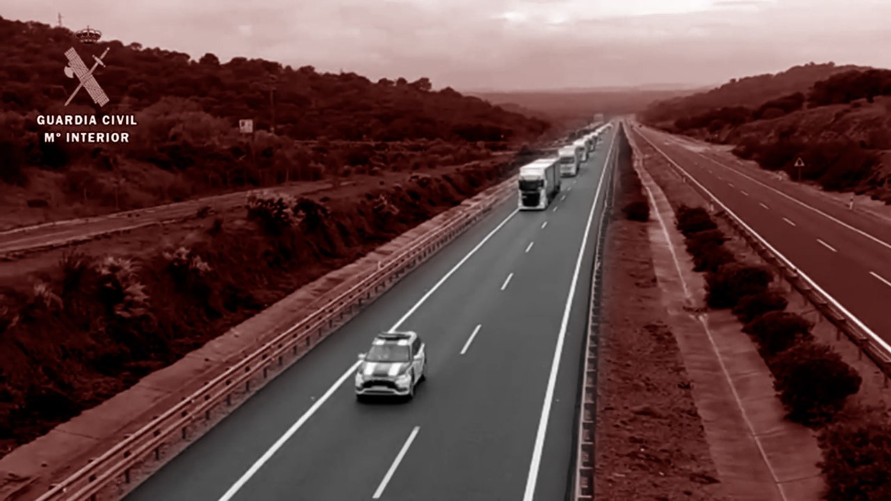 Guardia Civil escolta un convoy de 23 camiones en la autovía A-66
